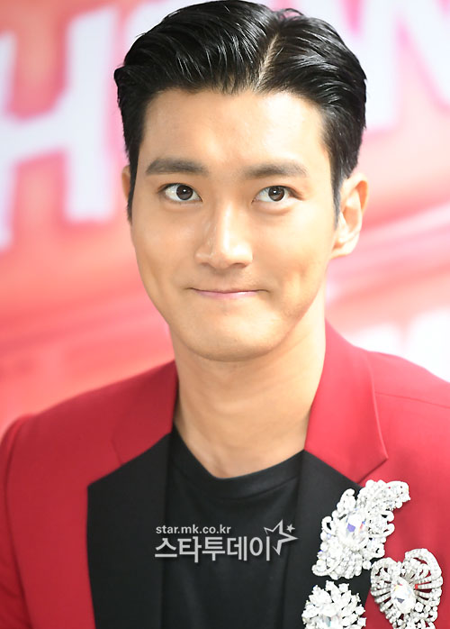 Super Junior Choi Choi Siwon was attacked by China netizens who retweeted an interview related to the Hong Kong protest.Many Chinese fans were disappointed that Choi Siwon expressed sympathy for a report on Hong Kong, local media reported on the 25th.Choi Choi Siwon retweeted the contents of the interview with CNN in the US after Patrick Chow, who was seriously injured by a police shot during the Hong Kong protest on his SNS on the 24th.China netizens accepted Choi Siwon as supporting the Hong Kong protest, and expressed displeasure and expressed a series of protests.Choi Choi Siwon eventually explained through Weibo that I confirmed what happened on Twitter, but I expressed my interest in hoping that confusion and violence would end in a short time.I sincerely apologize for my actions that have been antagonistic and disappointing to you, he added.Choi Choi Siwon is a power twitterian with 6.5 million followers, especially in the Chinese region, with a solid fandom and a significant connection with local celebrities.