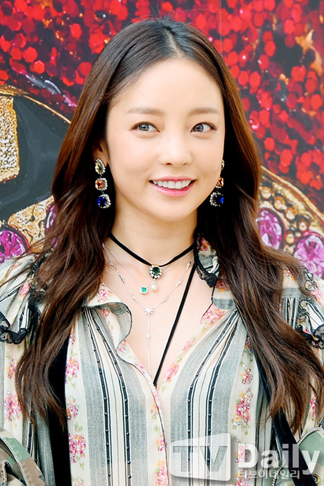 The music industry was saddened by the news of the death of Goo Hara, 28, a singer and actor from Group Kara.Some entertainment agencies are coordinating their celebrity activities and joining the Memorial procession. Memorial continues to be reported on death.Goo Hara was found dead at his home on Monday, when an acquaintance reportedly found Goo Hara and reported it to police and fire authorities.Police are currently investigating the exact cause of death with the possibility that Goo Hara made an extreme choice in mind.Seoul Gangnam Police Station said, I can not tell you specifically because I am currently investigating details.After the news, SM Entertainment changed the schedule of the release of the NCT 127 24hr Relay Cam content of the group NCT 127, which was scheduled to be released sequentially from the night of the 24th.The group EXOs tising schedule, which was scheduled to release the regular 6th album Option on the 27th, was also Adjusted.EXO said through official Twitter Inc., We have Adjusted the tisting schedule, which was scheduled to be a sad bit.I will announce the schedule later, he said. I express my deepest condolences and pray for the deceased. MAMAMOOs agency RBW also canceled the Twitter Inc. Blueroom Live schedule, which was scheduled for the night of the 24th.MAMAMOO and its agency said, I express my deepest condolences to the sad vivo of the entertainment industry and pray for the deceased.On the other hand, Goo Haras bereaved family prepared a separate funeral for the fans condolences.From 3 p.m. on the 25th to 12 p.m. on the 27th (autonomous) you can mourn Goo Hara in the funeral hall 1 of Seoul St. Marys Hospital.