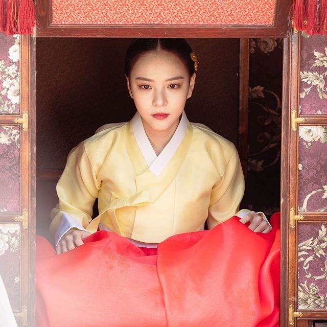 Actor Lee Yul-em claimed to be a promotional fairy for TV Chosun Gantaek.Lee Yul-em posted a picture on his Instagram on the 25th with an article entitled War of # GLOW.This photo is a still cut of War of GLOW.This drama is a court survival romance about the competition of those who are aiming for the queen. In addition to Lee Yul-em, Jin Se-yeon Kim Min-gyu and Ishian appear.Lee Yul-em in the photo showed off her colorful beauty in a hanbok with a backdrop of a flower kiln.War of GLOW will be broadcast in December, following Leverage: Fraud Manipulators.