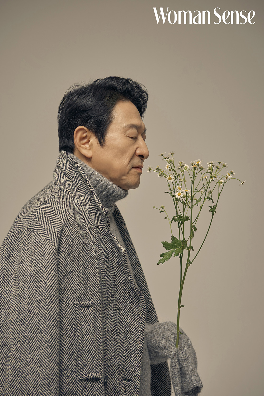 The December issue of the monthly magazine Hanman essence released the picture and interview of Actor Kim Eung-soo.Kim Eung-soo is playing the role of gang boss Kwak Chul-yong in the movie Tazza: The High Rollers released in 2006 and is having a forced prime with a syndrome.Kim Eung-soo said, This syndrome is the result of the Loyalty fans of Tazza: The High Rollers moving directly. It is the result of a new fan culture in which fans transformed into Kwak Chul-yong characters and produced and edited videos.The world is so tight, Kwak Chul-yongs one-sided ambassadors met with the sense of young friends and were re-created witty, he added.Kim Eung-soo, who is in his 60s a month later, expressed regret that the 5060 generation actors in Korea have limited roles to take on prosecutors, presidents, and corporate representatives. If we have a chance, I would like to challenge the main character, not the supporting role of the melodrama.I do not want to be remembered as a big band for my juniors, he said, and we think that we are comrades, collaborators, and creators.On the other hand, Kim Eung-soo is appearing on JTBC Advisor 2 after finishing TVN Drama Cheongil Electronics Mitsuri.Kim Eung-soo plays the role of Jang Chun-bae, the father of Jang Tae-joon (Lee Jung-jae) in the play.Photo = Hanman essence