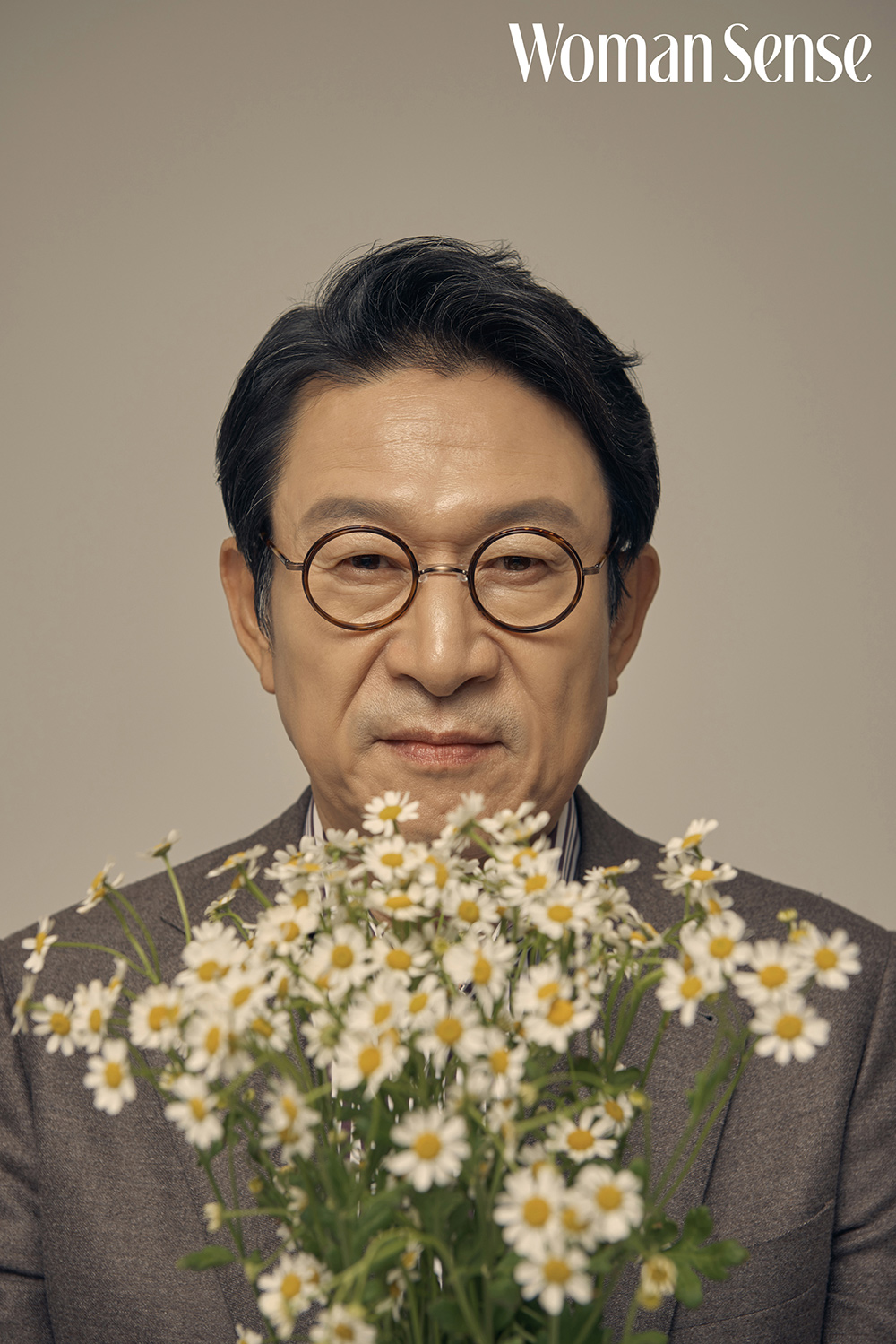 The December issue of the monthly magazine Hanman essence released the picture and interview of Actor Kim Eung-soo.Kim Eung-soo is playing the role of gang boss Kwak Chul-yong in the movie Tazza: The High Rollers released in 2006 and is having a forced prime with a syndrome.Kim Eung-soo said, This syndrome is the result of the Loyalty fans of Tazza: The High Rollers moving directly. It is the result of a new fan culture in which fans transformed into Kwak Chul-yong characters and produced and edited videos.The world is so tight, Kwak Chul-yongs one-sided ambassadors met with the sense of young friends and were re-created witty, he added.Kim Eung-soo, who is in his 60s a month later, expressed regret that the 5060 generation actors in Korea have limited roles to take on prosecutors, presidents, and corporate representatives. If we have a chance, I would like to challenge the main character, not the supporting role of the melodrama.I do not want to be remembered as a big band for my juniors, he said, and we think that we are comrades, collaborators, and creators.On the other hand, Kim Eung-soo is appearing on JTBC Advisor 2 after finishing TVN Drama Cheongil Electronics Mitsuri.Kim Eung-soo plays the role of Jang Chun-bae, the father of Jang Tae-joon (Lee Jung-jae) in the play.Photo = Hanman essence