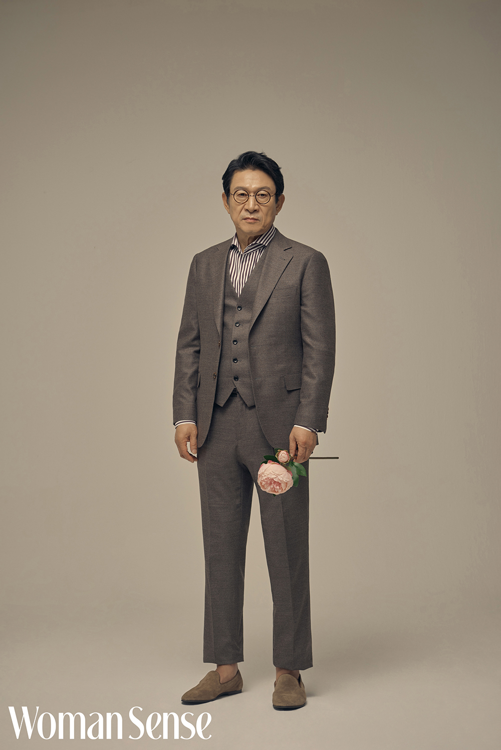 The December issue of the monthly magazine Hanman essence released the picture and interview of Actor Kim Eung-soo.Kim Eung-soo is playing the role of gang boss Kwak Chul-yong in the movie Tazza: The High Rollers released in 2006 and is having a forced prime with a syndrome.Kim Eung-soo said, This syndrome is the result of the Loyalty fans of Tazza: The High Rollers moving directly. It is the result of a new fan culture in which fans transformed into Kwak Chul-yong characters and produced and edited videos.The world is so tight, Kwak Chul-yongs one-sided ambassadors met with the sense of young friends and were re-created witty, he added.Kim Eung-soo, who is in his 60s a month later, expressed regret that the 5060 generation actors in Korea have limited roles to take on prosecutors, presidents, and corporate representatives. If we have a chance, I would like to challenge the main character, not the supporting role of the melodrama.I do not want to be remembered as a big band for my juniors, he said, and we think that we are comrades, collaborators, and creators.On the other hand, Kim Eung-soo is appearing on JTBC Advisor 2 after finishing TVN Drama Cheongil Electronics Mitsuri.Kim Eung-soo plays the role of Jang Chun-bae, the father of Jang Tae-joon (Lee Jung-jae) in the play.Photo = Hanman essence