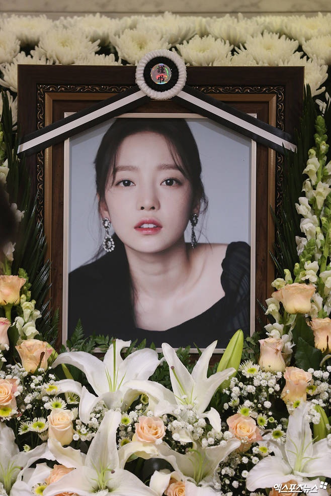 The entertainment industry is saddened by the news of the late Goo Haras death, as the entertainment industry cancels scheduled events, delays schedules and mourns his death through memorials and other things.The late Goo Hara was found dead at his home in Cheongdam-dong, Gangnam-gu, Seoul, at 6 pm on the 24th, and police said there was no consultation on the death of the late Goo Hara.Girl group Mamamoo canceled the schedule for Twitters Blue Room Live scheduled for 25th, and AOA canceled the showcase schedule to commemorate the release of its 6th mini album New Moon scheduled for 26th.Prior to this, AOA canceled the release of the music video teaser and expressed his condolences to the deceased.EXO also delayed the release schedule of the regular OBSESSION teaser for the 6th album.SM Entertainment, a subsidiary company, said, I adjusted the tising schedule scheduled for a sad bit.New Kid also adjusted his new single offline promotion schedule after the comeback day and expressed his condolences to the sad death of Goo Hara, a senior in the music industry.Crush also delayed the release schedule of the new news on the sudden transmission.I would like to ask your fans to understand that they have waited a lot, said Pination, a subsidiary company. I express my deepest condolences to the sad B-bo that was handed down to the music industry.Huh Young-ji, who acted as a Kara member with the late Goo Hara, does not attend the scheduled TVN comedy big league recording.Lim Soo-hyang also participated in the memorial service, absent from the 24th Cultural Entertainment Awards ceremony scheduled for this day.A memorial procession of entertainment colleagues through SNS also followed. I am sorry that I could not do anything and I could not change the world by my own strength.I am so sorry that I have no power and I am so sorry that I can not help, and I will never watch my colleagues leave like this. Oh Jung-yeon, along with a photo taken with the late Goo Hara, said, I am so sad that I can not see you again. I will not blame you for having to leave.I understand your choice because I have a time to die every day.I was really cheering you for trying to live well but I was hard enough to think that it would be better to disappear from the world. I regret that I stopped from conveying my supportive heart with a short message.I hope you have to be good there, live right, do not think that you should always be right and spirited, and enjoy yourself as much as you want.Still, you still have to be precious to everyone. Super Junior Kim Hee-chul, who is known as a close friend of the late Goo Hara, deleted all his SNS followers after the news was delivered.There is a mixed speculation that it is not showing a hard feeling after the death of Goo Hara.In addition, many entertainment colleagues such as Jung Jae-hyung, Park Min-young, Anmari, Hongja, Ha Jae-sook, Han Ye-seul, Lim Chang-jung, Kim Young-cheol, Kim Shin-young, Um Jung-hwa, Kwon Hyuk-soo, Jang In-ae, Bae Hyun-jin, Giri Boy, Huh Ji-woong, Lee Young-ae,In addition, various foreign media reported the news of K-pop artists who had passed away in October and Goo Hara following the late Sully who left the world in October.If you need help from experts due to difficult to talk about, such as depression, you can get 24-hour counseling at 1577-0199 suicide prevention hotline, 1393 suicide prevention counseling call, 129 call of hope, 1588-9191 call of life, and 1388 call of youth.Photo = DB