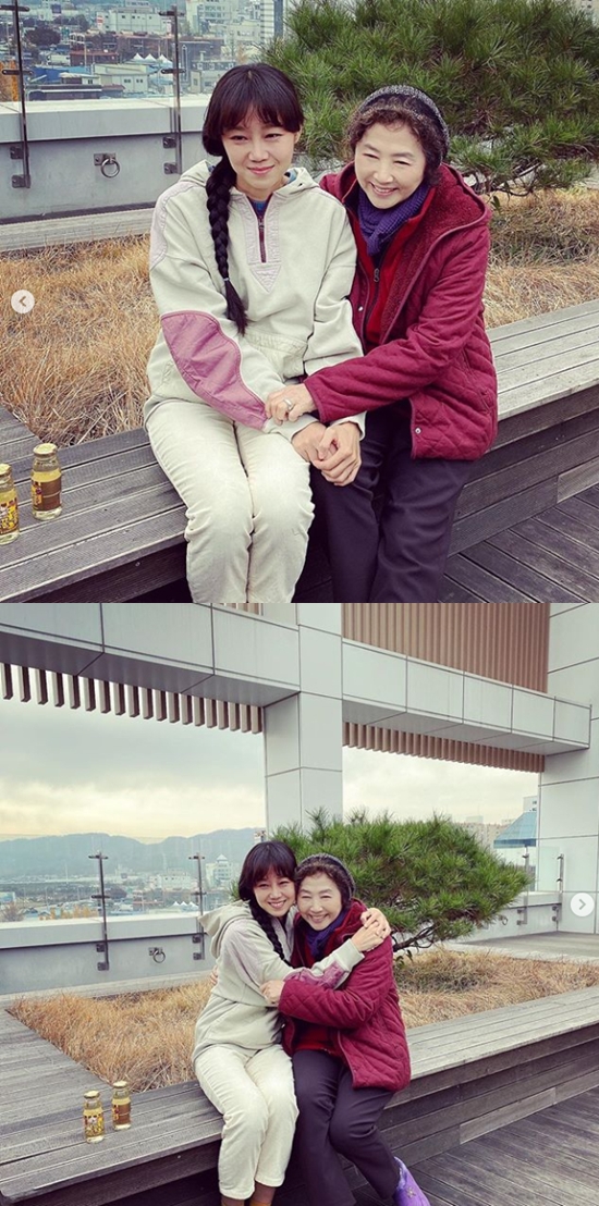 Actor Gong Hyo-jin thanked the presidential candidate Go Doo-shim.On the 25th, Gong Hyo-jin posted two photos on his Instagram with an article entitled Thank you for taking care of Mr.Inside the picture is a picture of Gong Hyo-jin and Go Doo-shim holding each other tight, with their bright Smile catching their eye.On the other hand, KBS 2TV Camellia Flowers starring Gong Hyo-jin and Go Doo-shim ended on the 21st.Photo = Gong Hyo-jin Instagram
