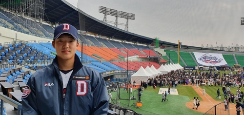 In a raucous remark by the 2020 professional baseball rookie This is very cute (18), coach Kim Tae-hyung of the Doosan Bears chuckled.Im good-looking, Im good-looking.Once this is very cute left a strong impression on Kim.Seongnam high school right-hander This is very cute, wearing Doosan uniform as the first nomination, participated in the 2019 Integrated Winning Celebration Bears meeting held at Jamsil Stadium in Seoul on the 24th, and stood in front of the fans with motives.Tensions and excitement crossed; This is very cute, who watched the signings in the stands early in the event, said: I didnt know so many fans were coming.I want to participate in such an event as a first-team player next year. The 2020 rookies, including This is very cute, took to the stage for a while.This is very cute greeted fans as a new representative and said, I will follow Lee Young-ha.I was ready to go on stage before I came on stage.He said, Lee Young-ha is in his fourth year, but he has already won the Doosan selection position and has been active in the national team.It is also the same right hand, he said. I want to be able to help the team by entering the first group as quickly as Lee Young-ha. This is very cute, he confessed, I didnt think Id get a first-round nomination.In 2018, when he was a sophomore, he threw only four innings at the national high school competition and was sluggish with a 6.75 ERA.But this year, he pitched 4813 innings and hit a 1.69 ERA.This is very cute, I was a player who did not show anything until the second grade.I corrected my pitching posture from December last year to January this year, but it worked, he said. I pulled the arrest to 147 km / h, and I also caught a change ball.Doosan picked This Is Very Cute as the first-round pick, which shows steep growth.After the first nomination, I felt fear.This is very cute said: I vaguely know how cool the pro is, and whats more, Doosan is a team with a thick player base.I have to work really hard to enter the first group.  I heard the first nomination news and thought, I really am. And then I was worried that I could enter the first group in Doosan.The only answer seems to be effort, Im still training hard at school, he said.Friends who start professional life together are good stimulants.In particular, this is very cute is trying to compete with the LG Twins first-place nominee Lee Min-ho (Huimungo), who is evaluated as a really good Pitcher.This is very cute, I imagine a scene thrown at Jamsil Stadium 1 Kyonggi with Lee Min-ho.Minho, lets meet in our first group. Imagine a scene thrown at LG Pitcher Lee Min-ho and Jamsil Stadium 1st Army Kyonggi