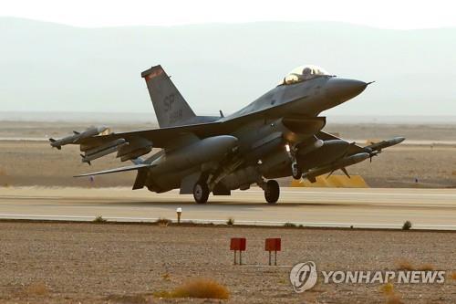 지난 11일 이스라엘 공군기지에서 이륙 중인 F-16 전투기 [AFP=연합뉴스]