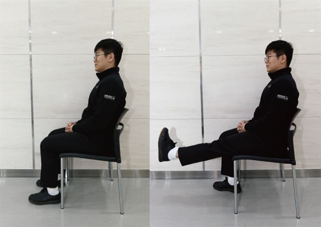 ① 무릎을 앞으로 펴기
