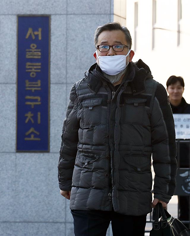 뇌물수수 및 성접대 혐의를 받고 있는 김학의 전 법무부 차관이 1심에서 무죄를 선고 받아 22일 서울 송파구 동부구치소를 나서고 있다. 뉴시스