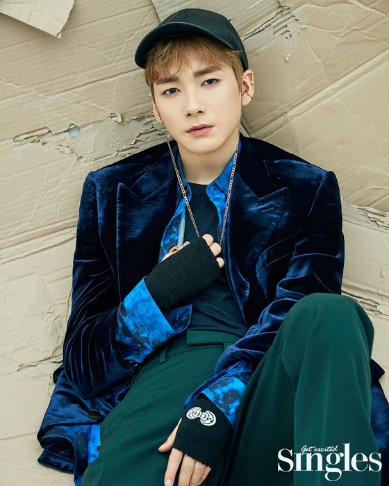 Magazine Singles released the picture of NUEST Aaron, which achieved five music broadcasts at the same time as comeback with the 7th Mini album The Table.In this picture, Aaron has fashionably digested various colored look in his own style and completed a solo picture that shines alone.NUEST Aarons interview with the pictorial is featured in the December issue of Singles.