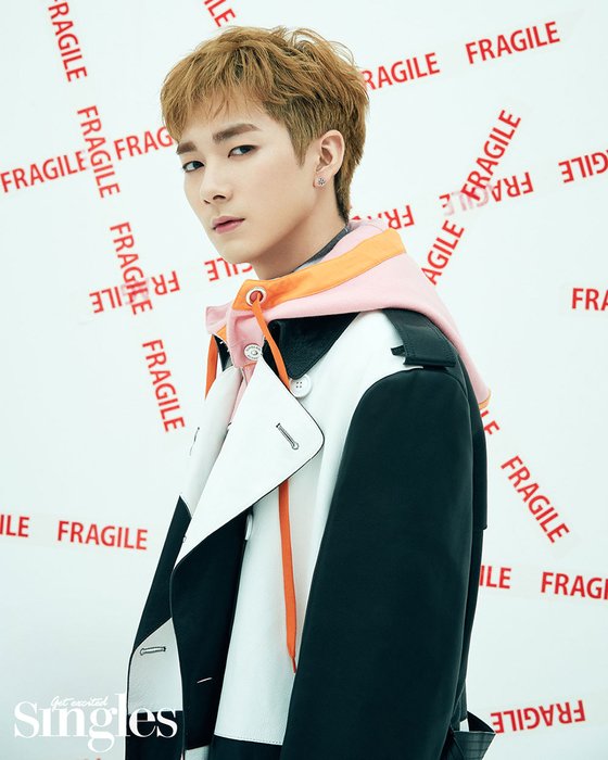 Magazine Singles released the picture of NUEST Aaron, which achieved five music broadcasts at the same time as comeback with the 7th Mini album The Table.In this picture, Aaron has fashionably digested various colored look in his own style and completed a solo picture that shines alone.NUEST Aarons interview with the pictorial is featured in the December issue of Singles.