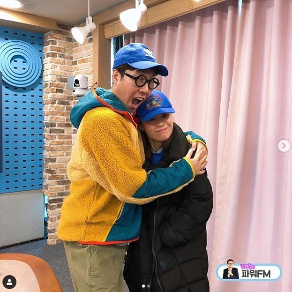 On the 26th, SBS PowerFM Kim Young-chuls PowerFM official SNS posted two photos along with the article Hwasa Park Ji-sun X Iron UpdiThe photo shows DJ Kim Young-chul, who embraces his junior Park Ji-sun, and the pleasant atmosphere of the two wearing blue hats attracts attention.Iron Pam praised the two chemis by adding hashtags such as # blue hat # couple hat # character # Youngcheol branch # Tuesday love # iron up and # junior chemistry.Park Ji-sun is appearing on Iron Fam every Tuesday as a fixed guest.Meanwhile, Tirosonic Fam airs daily on SBS PowerFM (107.7MHz) from 7 a.m. to 9 a.m., also available on the internet radio Gorilla for viewing and listening.