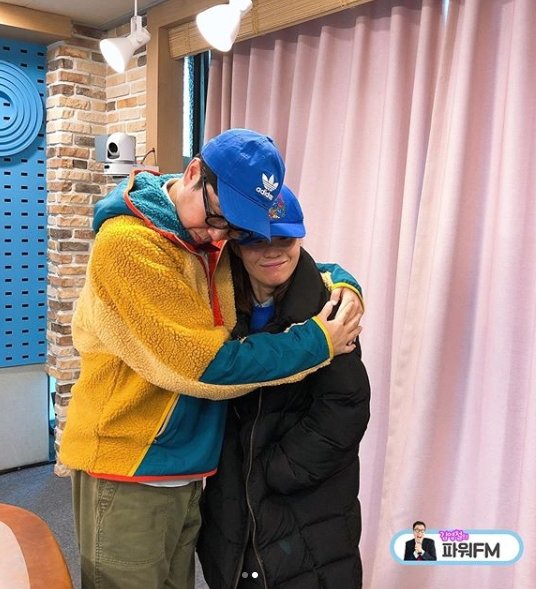On the 26th, SBS PowerFM Kim Young-chuls PowerFM official SNS posted two photos along with the article Hwasa Park Ji-sun X Iron UpdiThe photo shows DJ Kim Young-chul, who embraces his junior Park Ji-sun, and the pleasant atmosphere of the two wearing blue hats attracts attention.Iron Pam praised the two chemis by adding hashtags such as # blue hat # couple hat # character # Youngcheol branch # Tuesday love # iron up and # junior chemistry.Park Ji-sun is appearing on Iron Fam every Tuesday as a fixed guest.Meanwhile, Tirosonic Fam airs daily on SBS PowerFM (107.7MHz) from 7 a.m. to 9 a.m., also available on the internet radio Gorilla for viewing and listening.