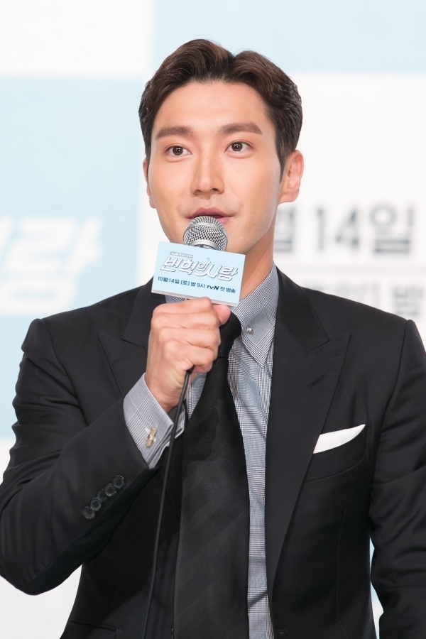 Group Super Junior member Choi Siwon hit LIke on an interview article by a young man who attended the Hong Kong protest on SNS and was criticized by China netizens.When public opinion was rising, Choi Siwon apologized, saying, I wanted violence and confusion to stop.The controversy erupted when Choi Siwon marked LIke (LIKE) in an article titled I cant kill people with bullets but not their beliefs, a 21-year-old young man who was hit by the Hong Kong police bullet, which was recently posted on the official SNS of the Chosun Ilbo on the 24th.The Chinese netizens criticized Choi Siwon. Do you know what you did?Do you know what happened between Hong Kong and China (rae***) Dont be useless (CoraCh***) Hong Kong is part of China.You did wrong (Vs***) and sent a comment, urging an apology.Choi Siwon told China SNS on the 24th, I hope that the violence and confusion will sink in front of me, and I expressed my concern about this incident itself.I sincerely apologize for the conflict and disappointment caused by this controversy. However, the reaction of China fans continued afterward. With the claim that Hong Kong is part of China, there was a high voice calling for Choi Siwons apology.They even argued that Choi Siwon should post a message that he supports the principle of one China, or that Choi Siwon should stop his activities in China.Choi Siwon posted another apology on Wednesday, saying, I am sorry to disappoint you and hurt your feelings for your mistakes on SNS.As a single artist, I did not live up to the expectations and beliefs you sent me.I have never denied the idea that Hong Kong is an indispensable part of China, and I apologize once again to everyone, he wrote.The article that Choi Siwon hit LIke was an interview with CNN in the United States by Patrick Cha Du-ri, who was in a serious condition after being shot by police while participating in the Hong Kong anti-China protest.The citizens of Hong Kong are getting braver against the Hong Kong government, Cha Du-ri said in an interview. They can kill people with bullets, but they cant even kill their faith.Choi Choi Siwon sorry for not meeting expectations and beliefs apology