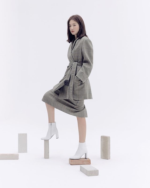 Jacket in pink, chic...Song Hye-kyo, more prettier recent Song Hye-kyo posted a recent picture on his Instagram on the 26th.There was no comment, but instead he wrote down his staff Instagram account. It appears to have been taken during the photo shoot.Song Hye-kyo, in a pink suit, sits on the Chair with her slightly grown hair hanging down and looks chic. She matches sneakers to give fashion points.Another photo features Song Hye-kyos alluring look in a checkered Jacket and skirt.In the black leather jacket, Song Hye-kyos unique anti-war charm is also felt. Netizens respond too pretty.