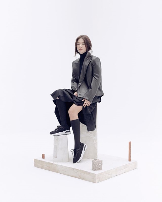Jacket in pink, chic...Song Hye-kyo, more prettier recent Song Hye-kyo posted a recent picture on his Instagram on the 26th.There was no comment, but instead he wrote down his staff Instagram account. It appears to have been taken during the photo shoot.Song Hye-kyo, in a pink suit, sits on the Chair with her slightly grown hair hanging down and looks chic. She matches sneakers to give fashion points.Another photo features Song Hye-kyos alluring look in a checkered Jacket and skirt.In the black leather jacket, Song Hye-kyos unique anti-war charm is also felt. Netizens respond too pretty.