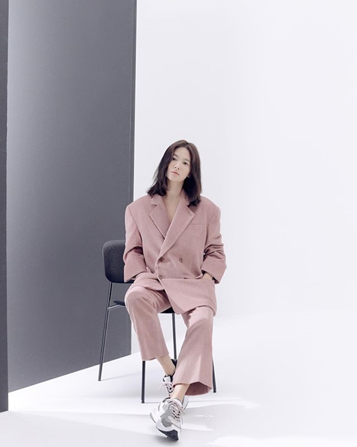 Jacket in pink, chic...Song Hye-kyo, more prettier recent Song Hye-kyo posted a recent picture on his Instagram on the 26th.There was no comment, but instead he wrote down his staff Instagram account. It appears to have been taken during the photo shoot.Song Hye-kyo, in a pink suit, sits on the Chair with her slightly grown hair hanging down and looks chic. She matches sneakers to give fashion points.Another photo features Song Hye-kyos alluring look in a checkered Jacket and skirt.In the black leather jacket, Song Hye-kyos unique anti-war charm is also felt. Netizens respond too pretty.