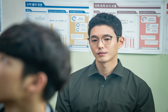 Actor Ha Joon goes on a female sniper with Black DogBlack Dog (director Hwang Joon-hyuk, playwright Park Joo-yeon, production studio dragon, and Urban Works), which will be broadcast first on December 16 following TVNs monthly drama Catch the Ghost, released Ha Joons first still cut, which transformed into a Korean teacher, Yeon Woo, which captivated students hearts on November 26.Black Dog depicts a story of a social early-year high-rise teacher who became a fixed-term teacher struggling to survive by keeping his dream in the school, a miniature version of our lives.I look closely at their real speed through a fixed-term teacher who knows the bitter taste of reality better than anyone else, not the school that I saw outside the frame.In particular, unlike existing school materials, it is expected that the teachers will be able to dissolve their veiled world in a dense manner.Here, Seo Hyun-jin, Ra Mi-ran, Ha Joon, Lee Chang-hoon, Jung Hae-gyun, Kim Hong-pa, etc., are all involved in the acting actors who do not need explanations to enhance the reality and perfection of the drama.Ha Joon is going to transform into a Korean language teacher, Yeon Woo, who is the number one Korean official in the career department.The Do-Yeon Woo is a hot-blooded youth who plays the best in the sound of Teaching you well, and an idealist who believes that one can penetrate politics or anything.He is a person who walks my way by raising his own skills without being overwhelmed by line riding in private high school.As Seo Hyun-jin and Ra Mi-ran are the people who are breathing together, the expectation and interest of viewers are also hot, and the charm of the softness and chic in the public photos catches the eye.The sweet eyes of the city of Yeo seem to be sweet in the world, but for the students, they do not mind bitterness.In addition, the sharp eyes shining in the glasses can be seen in the charisma of the city of Yeon Woo, which has the rhetoric of the castle that defeats drowsiness.Above all, the next Ace, a veteran teacher and a trusted college student, Park Sung-soon (Ra Mi-ran), is also a student.The bone-hitting stone-straight remarks and words are often misunderstood because of the driving force that is done, but as you know, there is more interest and affection for people than anyone else.The colorful face of Ha Joon, which will be shown through the charming rich man Yeon Woo, is already stimulating the expectation psychology, from the warm heart that tells the new term high sky of his know-how.Ha Joon, who has filled his own color with solid acting, has already been Yeon Woo itself.Ha Joon said, Yeon Woo is a person who has lived in hardship to blossom his dream as a teacher.It seems somewhat cynical on the outside, but if you are in the same situation, you are upset with it, and you want to help him overcome his limitations and difficulties and move forward somehow. I will show you how you can help you overcome your opponents wounds by touching them, and how you want to keep your pride with a perfect but subtle Huh Dang-mi, and a feeling of being more troubled by others, and a colorful humane figure, he said affectionately.I knew that the teacher had to have a passion for dedication to students in front of me rather than the reality he was in, said Ha Joon, who met with current teachers to see and feel the job as a teacher and the people living in it. I think it is a Chest hot job to think about the existence of a teacher who knows the best pain and always works and works nervously to be recognized.Ha Joon is constantly trying to express the right mind and the passion for students, the Black Dog production team said.Ha Joon, who has been prominent in various works, will show his true value through Black Dog. Please pay attention to the activities of Ace Ha Joon, who leads the Seo Hyun-jin, Ra Mi-ran and the department of study.Park Su-in