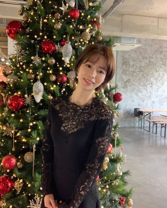 Actor Lim Ji-yeon reveals his Goddess figureLim Ji-yeon posted three photos on his Instagram on November 26 with an article entitled Now Soon.In the photo, there is a picture of Lim Ji-yeon, who boasts a beautiful beauty in front of the Christmas tree.The charming atmosphere that boasts of a lovely short cut style as well as a black dress attracts attention.Park So-hee