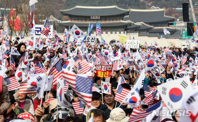 [서울=뉴시스]김병문 기자 = 정부를 규탄하는 시민들이 지난 23일 오후 서울 종로구 광화문 교보빌딩 앞에서 문재인하야범국민투쟁본부 주최로 열린 '대한민국 바로세우기 국민대회'에 참석해 태극기를 흔들고 있다. 2019.11.23. dadazon@newsis.com