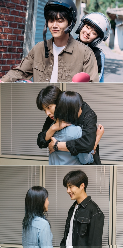 TVN Catch Phantom Moon Geun-young - Kim Seon-hos more sweet and unsweetening Susa scene is caught and raises the desire for love.Moon Geun-young - Kim Seon-hos hot-rolled and chummy-like birdie chemistry is leading to hot word of mouth TVNs monthly drama Catch Phantom (director Shin Yoon-seop/drama Wish for the play) (director Shin Yoon-seop/production logos film/planning studio dragon) is working on the Susa for the second episode of the 26th (Fah) Phantom (Moon Geun-young) - An And analysis (Kim Seon-ho) takes the eye off by releasing two shots.In the last broadcast, locust group leader Han Taewoong (Kim Gun-woo) was surprised by the appearance of a potential suspect in Subway Phantom.In particular, the appearance of Hantaewoong, who makes a mean smile after defeating Ji Kyung-dae - Gwangsudae, and Choi Kyung-hee (Kim Jung-young), who looks at Choi Mi-ra (Park Ji-yeon), the victim of Jennifer 8 incident, decorated the ending, exploded tension and predicted a storm change in future development.Above all, the heart-throbbing first date of Phantom - And analysis made me look forward to future romance.Phantom - And analysis, which understands each others wounds and pain, such as the boiling of handmade ramen for And analysis and the sleeping of a roof, and stepped on the thumb accelerator pedal, caused viewers to breathe.In this public steel, And analysis is really hugging Phantom, which makes me nervous.It attracts attention by giving a glimpse of the romance rapid run of And Analysis - Phantom, which has been a bit of a hit for viewers because it has not been reached.Especially, it makes me feel the affectionate feeling as if I got the whole world from the sweet smile of And analysis which holds Phantom in my arms.Phantom is also revealing his affection for And analysis with a friendly back hug.Phantoms expression, which can not hide his happiness as if he is wearing a solid seat belt for And analysis only, is lovely.The two people who are making honey like this are raising the desire of the viewer to love and raising interest in the broadcast of Catch the Phantom 12.In the episode 12, which airs today, Moon Geun-young Seon-ho will explode Manleb Susa power to catch the subway Phantom as well as both romances, the TVN production team said. Please check how the secret in-house love of two people who have confirmed their affection for each other will be portrayed.Meanwhile, TVNs Catch Phantom is a super-combi-friendly Susa that the subway police station, which protects the subway of the citizens familiar mobile means, solves the case to catch eight Jennifer horses called subway Phantom.The 12th episode of Hold the Phantom will air at 9:30 pm on the 26th.TVN Get Phantom