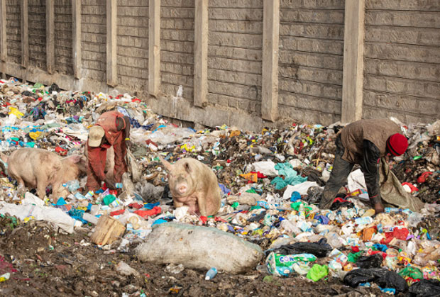 살해된 영아의 시신은 쓰레기장이나 강가에서 흔히 찾아볼 수 있다./사진=텔레그래프 캡쳐