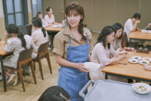 JTBCs new gilt, Drama Chocolate, Ha Ji-won, said, We will give warm healing that everyone can sympathize with.Ha Ji-won will cast a new emotional performance at the JTBC Drama Chocolate, which airs at 10:50 pm on the 29th (Friday), in Chef Moon Cha-young, who touches peoples minds with food.Moon Cha-young, who became Chef with a happy memory of a warm meal given by a boy as a child and thanks to Mrs Chocolate who saved her life, is reunited with Physician Yi Gang (Yoon Gye-sang) and hospice wards of neurosurgery and heals each others wounds through cooking.Ha Ji-won, who will return to Drama in two years after the Drama Hospital Line in 2017, is determined to guide viewers to the world of healing through this Chocolate.Ha Ji-won said, Not only did I practice and practice the most basic recipes for the role of Chef, but I also worked hard at the restaurant The Kitchen to put into practice. The fact that I learned the rhythm and harmony of the chefs in The Kitchen actually helped me to digest Moon Cha-youngs character.The narrative of Moon Cha-youngs heart that tries to heal the wounds of life to anyone with a warm meal has knocked on his heart, he added. I want to convey the precious happiness of ordinary life and life with a drama that gives heartfelt sincerity that everyone can sympathize with.This is why Ha Ji-won, who has been challenging Chef for the first time in his life, is already waiting for a new look.Ha Ji-won has been practicing restaurants since early this year and has been trying to read the minds of the cookers and recipients for the role of Chocolate Moon Cha-young, said Ha Ji-won, a subsidiary of Ha Ji-won. I ask for a lot of expectations and interest from Ha Ji-won, who will show the Ten Days of the Dinner in his work, along with delicate skills and truth.Drama Chocolate, starring Ha Ji-won, is an emotional human melody in which a scalpel-cold brain neurosurgeon Physician Lee Gang and a lovely Chef Moon Cha Young, who is warm like fire, heal each others wounds.It will be broadcast first at 10:50 pm on the 29th (Friday).