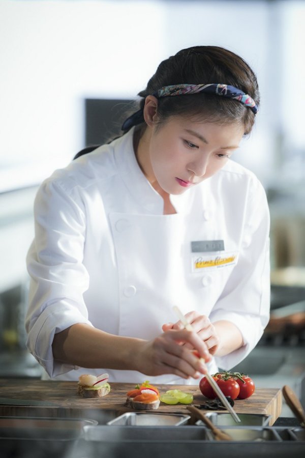 JTBCs new gilt, Drama Chocolate, Ha Ji-won, said, We will give warm healing that everyone can sympathize with.Ha Ji-won will cast a new emotional performance at the JTBC Drama Chocolate, which airs at 10:50 pm on the 29th (Friday), in Chef Moon Cha-young, who touches peoples minds with food.Moon Cha-young, who became Chef with a happy memory of a warm meal given by a boy as a child and thanks to Mrs Chocolate who saved her life, is reunited with Physician Yi Gang (Yoon Gye-sang) and hospice wards of neurosurgery and heals each others wounds through cooking.Ha Ji-won, who will return to Drama in two years after the Drama Hospital Line in 2017, is determined to guide viewers to the world of healing through this Chocolate.Ha Ji-won said, Not only did I practice and practice the most basic recipes for the role of Chef, but I also worked hard at the restaurant The Kitchen to put into practice. The fact that I learned the rhythm and harmony of the chefs in The Kitchen actually helped me to digest Moon Cha-youngs character.The narrative of Moon Cha-youngs heart that tries to heal the wounds of life to anyone with a warm meal has knocked on his heart, he added. I want to convey the precious happiness of ordinary life and life with a drama that gives heartfelt sincerity that everyone can sympathize with.This is why Ha Ji-won, who has been challenging Chef for the first time in his life, is already waiting for a new look.Ha Ji-won has been practicing restaurants since early this year and has been trying to read the minds of the cookers and recipients for the role of Chocolate Moon Cha-young, said Ha Ji-won, a subsidiary of Ha Ji-won. I ask for a lot of expectations and interest from Ha Ji-won, who will show the Ten Days of the Dinner in his work, along with delicate skills and truth.Drama Chocolate, starring Ha Ji-won, is an emotional human melody in which a scalpel-cold brain neurosurgeon Physician Lee Gang and a lovely Chef Moon Cha Young, who is warm like fire, heal each others wounds.It will be broadcast first at 10:50 pm on the 29th (Friday).