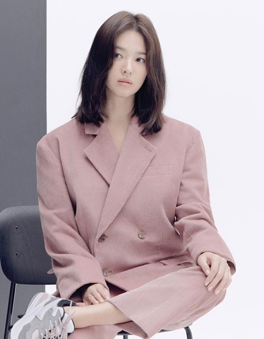 Actor Song Hye-kyo has released a photo of the AD sceneSong Hye-kyo posted several photos taken at the scene of a shoe brand AD on his Instagram on the 26th; in the photo, he poses in various shoes.With the professional appearance, beautiful beauty catches the eye.Song Hye-kyo, who has been seen through various brand events and ADs since his divorce with Song Jung-ki in July, is currently studying art.