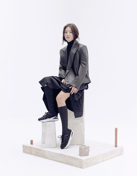 Actor Song Hye-kyo has released a photo of the AD sceneSong Hye-kyo posted several photos taken at the scene of a shoe brand AD on his Instagram on the 26th; in the photo, he poses in various shoes.With the professional appearance, beautiful beauty catches the eye.Song Hye-kyo, who has been seen through various brand events and ADs since his divorce with Song Jung-ki in July, is currently studying art.