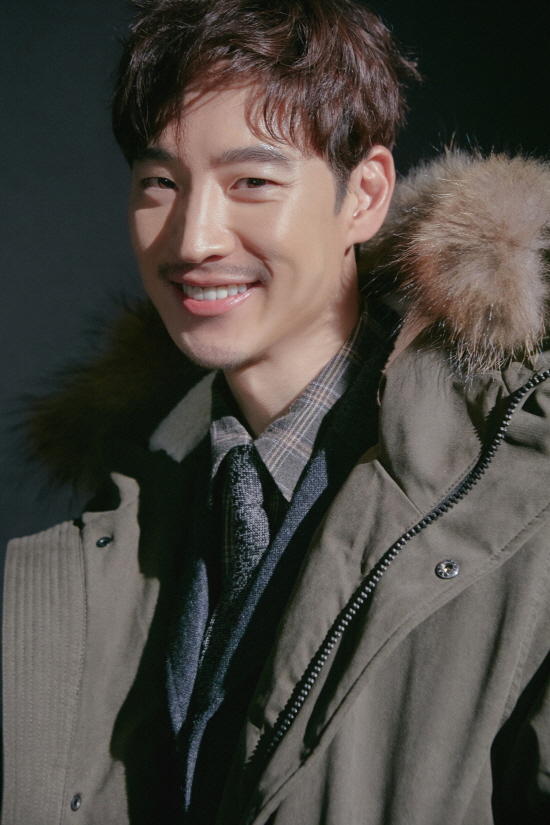 Actor Lee Je-hoon has oozed a warm appeal.American Airlines lifestyle outdoor brand Penfield (PENFILD) has unveiled a pictorial with Lee Je-hoon, which marks its 12th anniversary.Lee Je-hoon is an actor with a solid acting ability and visuals. Through this picture, he showed his warm mood at the end of the year with his unique chic eyes and charisma.This picture matches the turtleneck with the Husak Padding Down, a representative item of the authentic line of Penfield, to create a warm feeling.He even showed casual styling by matching check shirts and walkers. This year, one of the most popular items, short padding and set-up suits, matched the formal and neat and stylish suit look.The Penfield Husak Padding Down in the picture can be found on the official website of Aioli, Mushinsa, and Shinsegae Department Store Gangnam store.Photo: Penfield