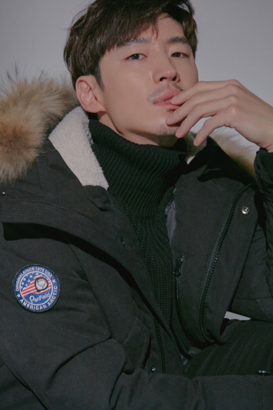 Actor Lee Je-hoon has oozed a warm appeal.American Airlines lifestyle outdoor brand Penfield (PENFILD) has unveiled a pictorial with Lee Je-hoon, which marks its 12th anniversary.Lee Je-hoon is an actor with a solid acting ability and visuals. Through this picture, he showed his warm mood at the end of the year with his unique chic eyes and charisma.This picture matches the turtleneck with the Husak Padding Down, a representative item of the authentic line of Penfield, to create a warm feeling.He even showed casual styling by matching check shirts and walkers. This year, one of the most popular items, short padding and set-up suits, matched the formal and neat and stylish suit look.The Penfield Husak Padding Down in the picture can be found on the official website of Aioli, Mushinsa, and Shinsegae Department Store Gangnam store.Photo: Penfield