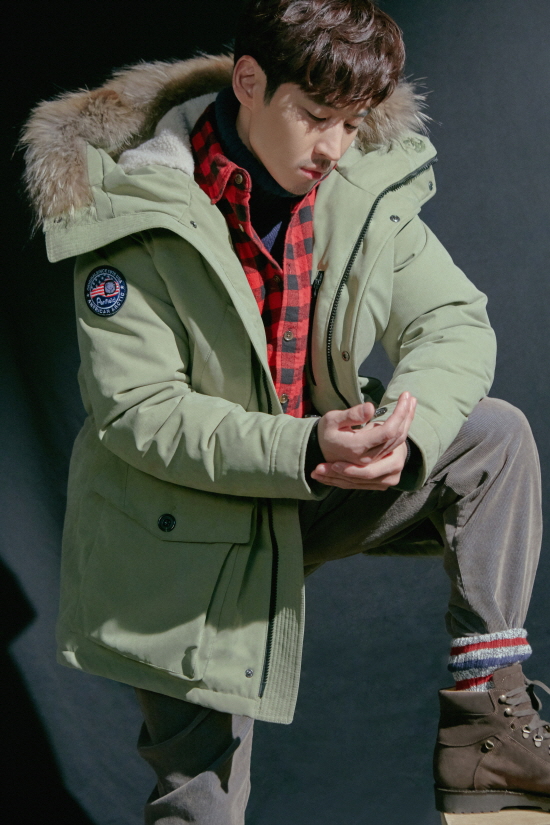 Actor Lee Je-hoon has oozed a warm appeal.American Airlines lifestyle outdoor brand Penfield (PENFILD) has unveiled a pictorial with Lee Je-hoon, which marks its 12th anniversary.Lee Je-hoon is an actor with a solid acting ability and visuals. Through this picture, he showed his warm mood at the end of the year with his unique chic eyes and charisma.This picture matches the turtleneck with the Husak Padding Down, a representative item of the authentic line of Penfield, to create a warm feeling.He even showed casual styling by matching check shirts and walkers. This year, one of the most popular items, short padding and set-up suits, matched the formal and neat and stylish suit look.The Penfield Husak Padding Down in the picture can be found on the official website of Aioli, Mushinsa, and Shinsegae Department Store Gangnam store.Photo: Penfield