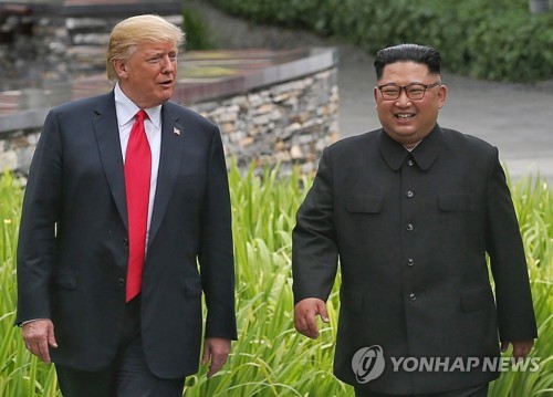 싱가포르에서 첫 정상회담을 마친 뒤 산책하는 북미 정상 [EPA=연합뉴스]