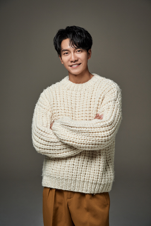 Lee Seung-gi, who is a stuntman from the drama, has built a new area again as an icon of sincerity, such as digesting most of the action gods of scale that fit 25 billion masterpieces.Lee Seung-gi, who met before End, said, Of course, Action God was too hard. But when you get a good response, your pride doubles.Its a difference between doing it yourself and not doing it. The range of scenes you can use on camera is different.As a result, Vagabond ended the pre-production drama brutality and kept the TV viewer ratings at 10%.A year with Vagabond.Lee Seung-gi, who used to shoot with the heart of viewers after shooting, said, It was a good work that I wanted to see the broadcast so comfortably and comfortably.I have been shooting for more than a year and I am excited and sad because I am going to end when I will be broadcast.Fortunately, before you try Vagabond, you can get this Drama out of Korea?I am glad that many of the things we wanted to show in the ceremony are delivered and can be finished in a good atmosphere. Lee Seung-gi has been in a intensive process from filming overseas locations to acting gods for Vagabond, but all the troubles have been washed away in the first session.I had a hard time watching it on TV, he said. Ive really matched it at Action School, and its all in it.Im glad everyone finished well without any major injuries, he said, citing the first-time ending as the most memorable action god: The last-end chase showed us the direction we should be Gaya.It seems to have been an action that contains all the sadness of my uncle who lost his nephew even though it was gorgeous. Lee Seung-gi learned to relieve more through this work. I realized more when I saw teachers such as Lee Kyung-young and Baek Yoon-sik.I wanted to do it well because it was harder to pull out, so I tried to do it differently from the old days without being overly surprised.I always tried to make a difference, even though it was always my task, and it was a gift to me, he said.Meanwhile, Vagabond left a question after the scene where Lee Seung-gi, who became a killer in the final ending, and Suzie, who became a lobbyist, reunited.Lee Seung-gi said, If you look at the ending of season 1, season 2 is a Gaya ending.I think its important for season two to support and need viewers, and if I get a chance, I want to be with them. (Continue on Interview 2)Photo Hook Entertainment