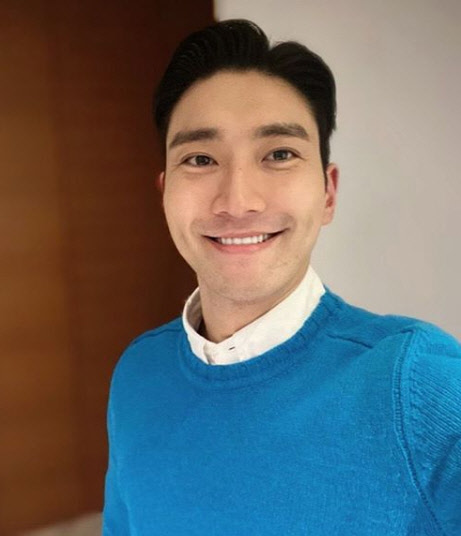 Group Super Junior member Choi Siwon eventually apologized for not being able to withstand the saturation of China netizens.Choi Choi Siwon posted a tweet suggesting support for the Days Hong Kong protest last 24 days, and China netizens attacked Choi Choi Siwon and apologized to Choi Choi Siwon for 24 days, but apologized again.Choi Choi Siwon said on his 26th edition of Twitter Inc., I recently apologized for hurting your feelings with wrong behavior on Twitter Inc. As an entertainer, I have abandoned the expectations and trust you gave me.I am deeply reproached and sick about this. I have never denied or tried to change the idea and position that Hong Kong is an inseparable part of China, he said. I finally apologize to you again.Im sorry, he said.Choi Choi Siwon retweeted a story about Patrick Chow, who was seriously injured after being shot by police during the Hong Kong protest, interviewed CNN after the surgery.Regarding this apology, domestic netizens understand Choi Siwons position, but they are commenting on the excessive patriotism of China netizens.