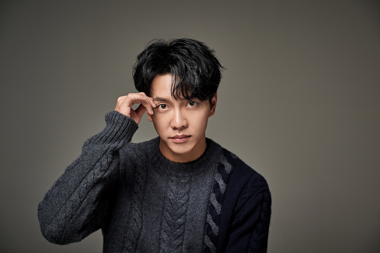 ..The work day and day retirement for the improvement of the secondLee Seung-gi, 32, made his debut at seventeen and has been running for 15 years without a hint of exhaustion.He played all-weather as singer Lee Seung-gi, actor Lee Seung-gi and entertainer Lee Seung-gi; was accidentless and unscathed, and fiercer than anyone else.We are 33 years oldI knew it, and I realized that I had to hide for a while to go farther.Lee Seung-gi, who faced SBS gilt drama Vagabond, said, I stayed on medicine. I was prescribed from resonance to vitamins.I love busy things, and I have a lot of work to find me, he said. I felt this time. I also needed to breathe.If there is less energy than the energy that is poured out, there will be problems. It is a curious thing to say, because he appeared when he turned on TV, crossing drama and entertainment, and joined together with passion after the discharge.Lee Seung-gi laughed, saying, To catch my breath on my standards is to work as much as others for a while.Asked again why, he said, I realized that I had to work enough to manage my own physical strength and mental strength independently, and the density of the result was further increased.As such, Vagabond was important to Lee Seung-gi, and he was heavy: The right action was the first time, after all the hard work of the role of the image that I always hoped for.I was always close to the exercise. Thanks to the staff, I did not know that the high-quality action gods were completed. I am confident that there was no do action, because I know that the more fun I have, the more I have spent two months with all the actors to practice.Its a result of three or four repeated times to One Week, he said.Thanks to Vagabond, Lee Seung-gi received a gift saying Action is good.Until Vagabond, my image was more like a romantic comedy or melodrama, I would like to express that I received a gift called Action.It was hard, but if you ask Can you do it again, you will answer I do not have a reason not to do it.Whether it is an action for revenge or an action for the birth of a hero, I would like to welcome any action that contains my story. He had just emphasized breathing, but the story of work was Lee Seung-gi, who gave a new eye to the eye.Lee Seung-gi breathing was not meant to be a day-to-day retreat; it meant recharging, for better results.So when I asked what I wanted to do right away, I explained and persuaded my paintings without hesitation.Lee Seung-gi is also practicing to relieve. He said hes an entertainer who sees me and does everything well, so hes doing a less good practice.I was tired of unconsciously asking myself for perfection, and not giving myself any room for forgiveness in my responsibilities, and I should not be tired again.I feel like I have to practice a little loosening and putting down my obsession. I was wrong, I made a mistake, I was defeated, I did not want to admit it. It was a cheeky idea.I do not know why I tried to cover all of them. That doesnt mean Lee Seung-gi will throw away any of the music, acting or entertainment: Lee Seung-gi said, All three of the filmography Ive already built have been included.It is strange to beat something away. The most important thing is that I love all of them. I have some know-how to enjoy without power. I will not miss it. Instead, perfection becomes more and more important. I dont want to do anything about it. Its Age that shouldnt be done now.I am in my thirties. I have to work deeper than before. I do entertainment like a hobby, but I should not take responsibility for shooting in the meantime.Acting and singing are also not strong, but it should not be a role that you do not like, a single album right now, or an OST level. Leaving work, young Lee Seung-gi was also more afflicted than before: We are Age, thirty-four next year, and it is time to draw Lee Seung-gis 40s and 50s.It is true that what I can do is gradually decreasing. In my twenties, the upper limit of things that were infinite in my imagination began to appear vaguely. When I face my seniors, I ask them about marriage and love. There is no right answer. People living independent lives with Lee Seung-gi.I am worried about what to prepare to clean up the way to go. iMBC  Photos