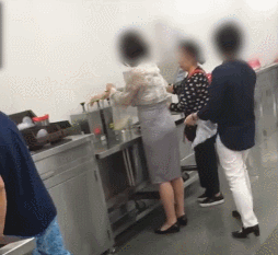 소비자들이 양파를 미리 준비한 비닐봉지에 담아가고 있다.