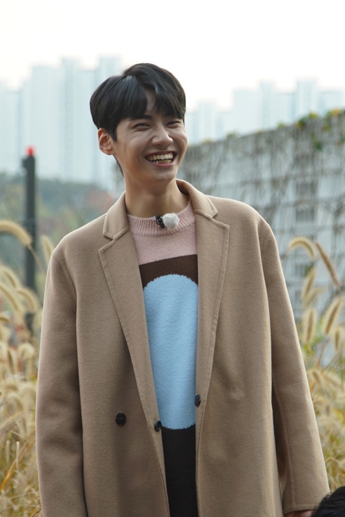 Kang Ho-dong recalled Lee Seung-gi after watching Top-trend Lee Jin-hyuk in the entertainment.So-won Ham and Singer Lee Jin-hyuk will be on a rice dance and challenge a meal in Dongtan 2 New Town in Hwaseong City on JTBCs Lets Eat Dinner Together, which will be broadcast on the afternoon of the 27th.Lee Jin-hyuk, who appeared as a rice companion in the recent recording of Lets Eat Dinner Together, has been standing alone through his first solo album S.O.L in his debut four years, and has gained a hot popularity by performing in various entertainment programs along with musical activities.In particular, Kang Ho-dong has dominated 80% of the portal site entertainment area in the appearance of Lee Jin-hyuk.If you stay still, youll be told to stay still, Lee Jin-hyuk admitted.Lee Jin-hyuk showed the aspect of an entertainer ambitious man without being pushed between the So-won Ham who poured out the talk with the national MC brother and the passion of the past.In addition, Kang Ho-dong paired with the fantasy Tikitaka showed.Kang Ho-dong praised Lee Jin-hyuk for feelings when he first met Lee Seung-gi 15 years ago, and Lee Jin-hyuk said, I heard a lot of like Lee Seung-gi when I was a child.