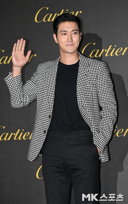 Super Junior Choi Siwon apologises to China fans, posting two apologys for harsh accusationsOn the 26th, Choi Siwon apologized for the disappointment and hurting feelings in Twitter Inc. through Wei Bo.I have not denied or changed the idea and position that Hong Kong is part of Chinas inseparable; as an artist, I feel very sorry and sad for for forsaken the expectations and trust that you have given me.I want to apologize to everyone once again. Choi Siwon said on the 24th, I saw a controversy caused by an incident on Twitter Inc.I sincerely apologize for the disappointment of the act, which I did in the hope that violence and confusion would calm down. However, even in public apology, China fans are showing group action movements, such as boycotting Choi Siwons activities.Meanwhile, Choi Siwon was subject to controversy after pressing a like on an interview article by Patrick Cha Du-ri, who was seriously injured by a police officer during the Hong Kong protest on the 24th.Cha Du-ri was shot by police while protesting in Hong Kong Saiwanho and had surgery to remove a portion of his right kidney and liver.I can kill people with bullets, but I can not kill faith, he told CNN.The citizens of Hong Kong are getting braver against the Hong Kong government.