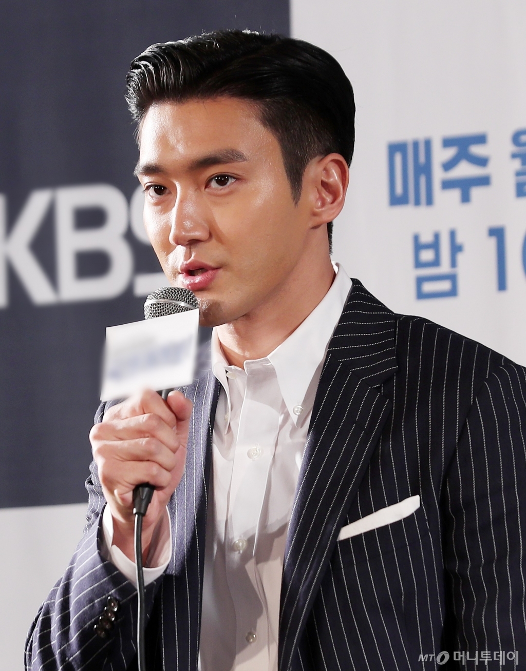 Group Super Junior Choi Siwon posted a tweet suggesting support for the Hong Kong protest, but was hit by China netizens.Choi Choi Siwon repeatedly apologized, saying Hong Kong is an inseparable part of China.Choi Choi Siwon said on his 26th Weibo (China edition Twitter Inc.) I recently apologized for hurting your feelings with wrong behavior on Twitter Inc., he said. As an entertainer, I have abandoned the expectations and trust you gave me.I am deeply reproached and sick about this. I have never denied or changed the idea and position that Hong Kong is an inseparable part of China, he said. I finally apologize to you again.Im sorry, he said.Choi Choi Siwon retweeted an interview with CNN in the US after Patrick Chow, who was seriously injured by a police shot during a Hong Kong protest on his Twitter Inc. on the 24th.China netizens immediately showed off their displeasure and tested because Choi Siwons retweet was accepted as supporting the Hong Kong protest.As the controversy grew, Choi Siwon deleted the tweet.I just expressed my interest (in the Hong Kong situation) with the hope that the (Hong Kongs) chaos and violence would end as soon as possible, he said, adding that he had written to his Weibo and confirmed what happened on Twitter Inc.Despite Choi Choi Siwons explanation, the anger of China netizens did not sink.Choi Choi Siwon fan club in Baba (), a community of Baidu, Chinas largest portal, also closed its official Weibo on Saturday.No one, nothing can change our position; we will never give way, the fan club said in a notice to Weibo.On the 24th, the police retweeted the interview with the Hong Kong protesters who were hit by the police,