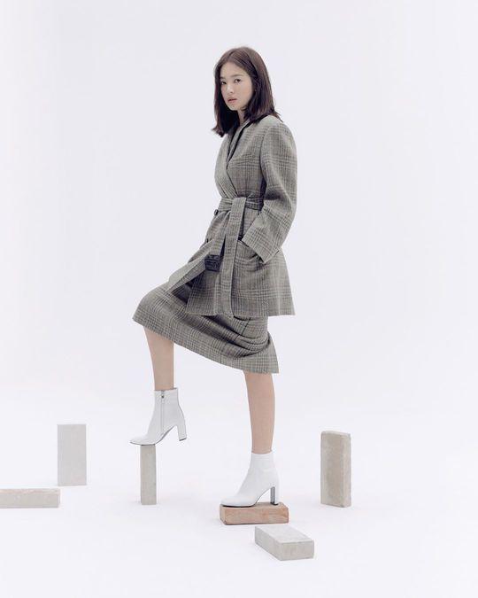 Song Hye-kyo, Twinties Same B Cut 6Song Hye-kyo posted six photos on his Instagram on November 26.In the photo, Song Hye-kyo has a variety of winter looks using suits, coats, and leather jackets. Especially her beautiful beauty attracts attention.