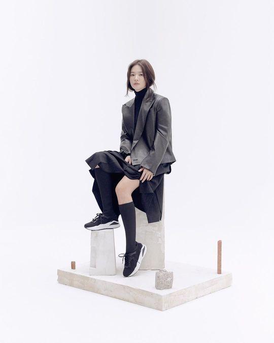 Song Hye-kyo, Twinties Same B Cut 6Song Hye-kyo posted six photos on his Instagram on November 26.In the photo, Song Hye-kyo has a variety of winter looks using suits, coats, and leather jackets. Especially her beautiful beauty attracts attention.