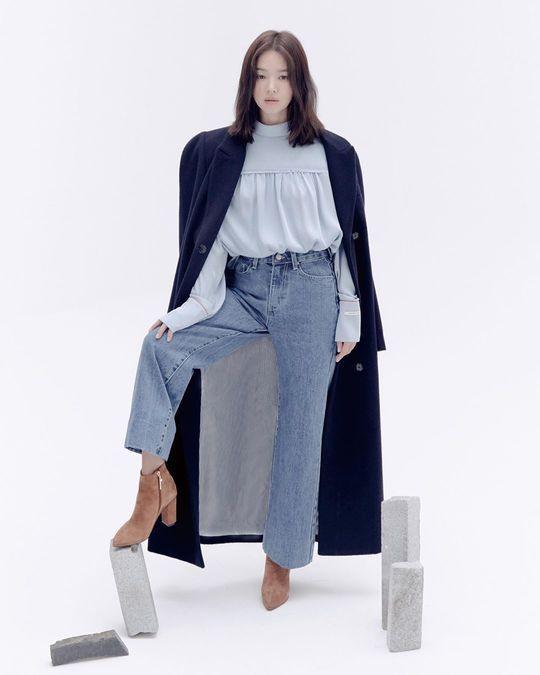 Song Hye-kyo, Twinties Same B Cut 6Song Hye-kyo posted six photos on his Instagram on November 26.In the photo, Song Hye-kyo has a variety of winter looks using suits, coats, and leather jackets. Especially her beautiful beauty attracts attention.