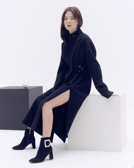 Song Hye-kyo, Twinties Same B Cut 6Song Hye-kyo posted six photos on his Instagram on November 26.In the photo, Song Hye-kyo has a variety of winter looks using suits, coats, and leather jackets. Especially her beautiful beauty attracts attention.