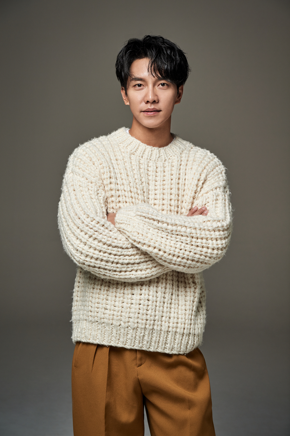 Actor Lee Seung-gi has changed.Lee Seung-gi, who mainly showed good, good, playful and friendly characters, played the role of Cha Dal-gun in SBS gilt drama Vagabond (playplayplay by Jang Young-chul, Jung Kyung-soon/directed Yoo In-sik), and showed off his previous acting and rough characters.Lee Seung-gi said: Ive come to participate in a work that is so grateful.It was my first goal to make a work that was not ashamed while making it, but after that, I think it will be a work that is proud of my filmography because many people like it. I made a lot of differences in detail when I made a dictionary.If the production period is short, it may be seen as a gap in the possibility of an accident or an event. It seems that I was able to shoot a little more closely when I took a lot of time.I think there is also the advantage of letting me run tight after I want to loose after shooting. Chadalgan, in the center of Vagabond, is a stuntman whose Jackie Chan is a role model of life.I entered the stunt world with a multifaceted dream of catching up with the World Action film industry in the future.The owner of 18 martial arts martial arts, which is made up of Taekwondo, Judo, Jujitsu, Kendo and boxing.The life of an ordinary young man who lives hard for his dreams changed 180 degrees after losing his nephew in the Planes crash.After losing his son and only family nephew in his heart and finding out that there was a conspiracy in the Planes crash, Chadalgan fought a huge power and life struggle to uncover corruption.Cha Dal-geons Feelingssssssss line was in conflict with the characters Lee Seung-gi had shown before: Anger control disorder was so explosive every time she showed her Feelingssssssss scene.Im sure he had a lot of Feelingssssssss.Lee Seung-gi said, I talked a lot with the director, and I was worried about whether to approach reality or to catch the tone of acting easily because it is drama.Our Drama seems to have not been calm because it has been digging into the immersion of this case with the authenticity of Chadal Gun, he said.If you make a two-hour movie, it is right to run to this Feelingssssssss. It is a 16-part work, so people who see intense Feelingssssssss every time can think that Is not he too angry?But I had to choose. Part 16 Drama, but not long. I drew about what happened in about a month.I thought that a man who bought a nephew and lost terrorism would be Feelingsssssssss who would rather approach normal thinking and communication, so I took a tone with rough Feelingssssssss. So did Feelingssssssss, and my body must have been tough, Lee Seung-gi said, Im so sick of my neck, Ive tried it on several tones.Its not easy to get excited from 6 a.m., but I played it with a excited tone until 10 p.m. I had to rehearse it, and that part was a lot of physical consumption.Lee Seung-gi said he could see Drama in real time after shooting and have time to look objectively at Drama and his acting.I was well received by viewers, but I acknowledged that I was sorry to reflect on it and regret it. When I saw the shooting getting longer, I heard Feelingsssssssss that the tension was getting used to the back for a few years.In a year of shooting, of course, even the strongest Feelingssssssss gods get used to Feelingssssssss. There were some gods that seemed to be easily familiar.I thought I should be careful if I take a picture next time. (Continue on Interview2)emigration site
