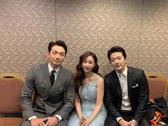 Broadcaster So-won Ham meets Kwon Sang-woo, RainSo-won Ham posted two photos on his Instagram on November 27 with an article entitled With other wonderful men other than husbands.So-won Ham in the public photo poses with Kwon Sang-woo, Rain and affectionately.So-won Hams beautiful dress shape, as well as Kwon Sang-woo, rains warm suit fashion attracts attention.Park So-hee