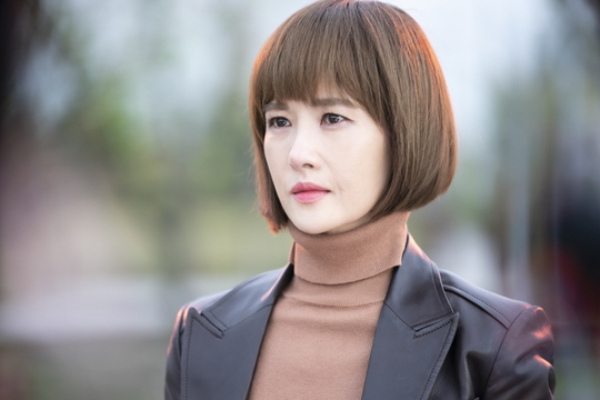 Secret boutique Kim Sun-a - Go Min-si - Jae-young Kims three-color steel has been released.SBS tree drama Secret Boutique (directed by Park Hyung-ki/playplayplay by Heo Sun-hee/Produced The Storyworks) is a Ladys Noir drama featuring the power game of the strong ladies surrounding the international city development gate, the position of the chaebol company Deoga.Kim Sun-a is J Butiques representative and Deos desire to become an actress with the weapon of International City Development Project, and Go Min-si is an amateur Baduk driver Lee Hyun-ji, who is involved in the International City Development Project due to his mothers disappearance. And for the director and director of the drama, Jenny Kim (Kim Sun-a), he always plays the role of a warm straight-line genuineist, Yoon Sun-woo, and keeps the center of the play firmly.Above all, in the last broadcast, Jennie Kim made a counterattack against Kim Yeo-ok (Jang Mi-hee) to endanger the life of Jung hyuk (Kim Tae-hoon), and eventually it contained a scene in which she was in a big confrontation with Yoon Sun-woo (Jae-young Kim).Also, while Yoon Sun-woo, who turned away from Jenny Kim, went to save Jung hyuk alone, Lee Hyun-ji (Go Min-si), who found out that there was another USB video of the Yot incident related to the disappearance of his mother, blocked the way of Yoon Sun-woo to find USB that was taken away by Yoon Sun-woo.How the relationship between the three people who have been feuding will develop and the tension has increased.In this regard, Kim Sun-a - Go Min-si - Jae-young Kim has been caught in the unpredictable three-way face-to-face, which creates a meaningful atmosphere with different expressions.In the play, Jenny Kim - Lee Hyun-ji - Yoon Sun-woo faces each other and plans the next edition like the storm before.Jenny Kim is looking at her eyes with a more gentle expression, and Lee Hyun-ji is surprised and embarrassed in her face, and Yoon Sun-woo is smiling at Jenny Kim with a relieved smile.The three people who have been in conflict with misunderstandings are curious about the real reason they had to meet nonetheless and the last match of Jenny Kim, an instinctive winner.This scene, which was completed with the hot performance of Kim Sun-a - Go Min-si - Jae-young Kim, is an important scene where the instinctive sense of the game of Jenny Kim is demonstrated, the production team said. Please check the fate of the three people who will change to the last game that Jenny Kim threw through the secret boutique broadcast.Broadcast at 10 p.m. (Photo provided = SBS)pear hyo-ju