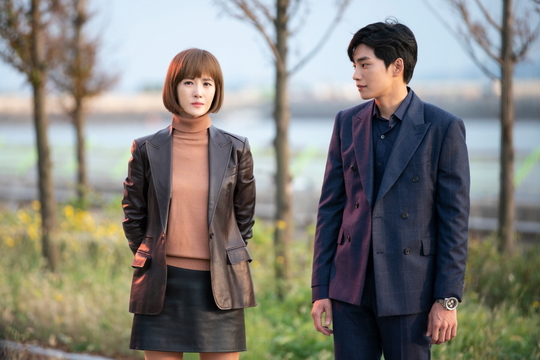 Secret boutique Kim Sun-a - Go Min-si - Jae-young Kims three-color steel has been released.SBS tree drama Secret Boutique (directed by Park Hyung-ki/playplayplay by Heo Sun-hee/Produced The Storyworks) is a Ladys Noir drama featuring the power game of the strong ladies surrounding the international city development gate, the position of the chaebol company Deoga.Kim Sun-a is J Butiques representative and Deos desire to become an actress with the weapon of International City Development Project, and Go Min-si is an amateur Baduk driver Lee Hyun-ji, who is involved in the International City Development Project due to his mothers disappearance. And for the director and director of the drama, Jenny Kim (Kim Sun-a), he always plays the role of a warm straight-line genuineist, Yoon Sun-woo, and keeps the center of the play firmly.Above all, in the last broadcast, Jennie Kim made a counterattack against Kim Yeo-ok (Jang Mi-hee) to endanger the life of Jung hyuk (Kim Tae-hoon), and eventually it contained a scene in which she was in a big confrontation with Yoon Sun-woo (Jae-young Kim).Also, while Yoon Sun-woo, who turned away from Jenny Kim, went to save Jung hyuk alone, Lee Hyun-ji (Go Min-si), who found out that there was another USB video of the Yot incident related to the disappearance of his mother, blocked the way of Yoon Sun-woo to find USB that was taken away by Yoon Sun-woo.How the relationship between the three people who have been feuding will develop and the tension has increased.In this regard, Kim Sun-a - Go Min-si - Jae-young Kim has been caught in the unpredictable three-way face-to-face, which creates a meaningful atmosphere with different expressions.In the play, Jenny Kim - Lee Hyun-ji - Yoon Sun-woo faces each other and plans the next edition like the storm before.Jenny Kim is looking at her eyes with a more gentle expression, and Lee Hyun-ji is surprised and embarrassed in her face, and Yoon Sun-woo is smiling at Jenny Kim with a relieved smile.The three people who have been in conflict with misunderstandings are curious about the real reason they had to meet nonetheless and the last match of Jenny Kim, an instinctive winner.This scene, which was completed with the hot performance of Kim Sun-a - Go Min-si - Jae-young Kim, is an important scene where the instinctive sense of the game of Jenny Kim is demonstrated, the production team said. Please check the fate of the three people who will change to the last game that Jenny Kim threw through the secret boutique broadcast.Broadcast at 10 p.m. (Photo provided = SBS)pear hyo-ju