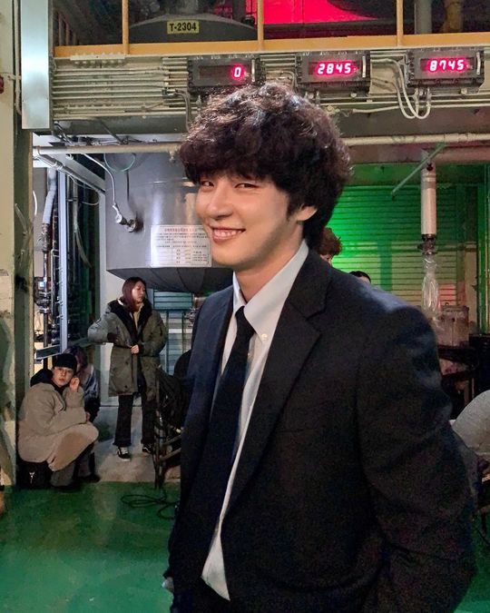 Actor Yoon Shi-yoon is appearing in the TVN drama Psychopath Diary Diary.On November 27, Yoon Shi-yoon posted two photos on the official Instagram with an article entitled Finally, the day of watching the carnival.In the photo, Yoon Shi-yoon is wearing a suit with a rusty curls and a simple Smile.Yoon Shi-yoon played the role of a timid young man in the TVN drama Psychopath Diary Diary Diary.Yook Dong-sik loses his memory in an accident and suffers a strange happening that he misunderstands as a murderer.Choi Yu-jin