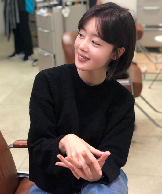 Han Sun-hwa, a member of the girl group Secret and Actor, reported on the recent transformation of Short hair.On the 27th, singer and actor Han Sun-hwa posted a picture through his personal Instagram account.In the open photo, Han Sun-hwa is transforming into Short hair in the beauty salon, making a smile, and revealing a long straight-haired photo and conveying a feeling of sadness.On the other hand, Han Sun-hwa, a girl group secret, has also cast an entry ticket as an actor and has been in the OCN drama Save Me 2 which last June.Han Sun-hwa Instagram Capture